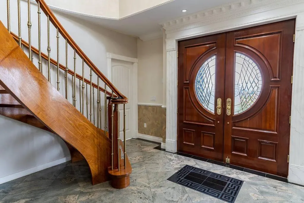 South Vancouver Home 15Mins From Airport/20Mins From Dt