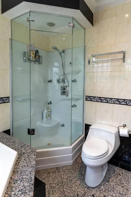 South Vancouver Home 15Mins From Airport/20Mins From Dt