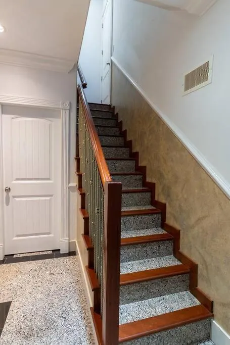 South Vancouver Home 15Mins From Airport/20Mins From Dt