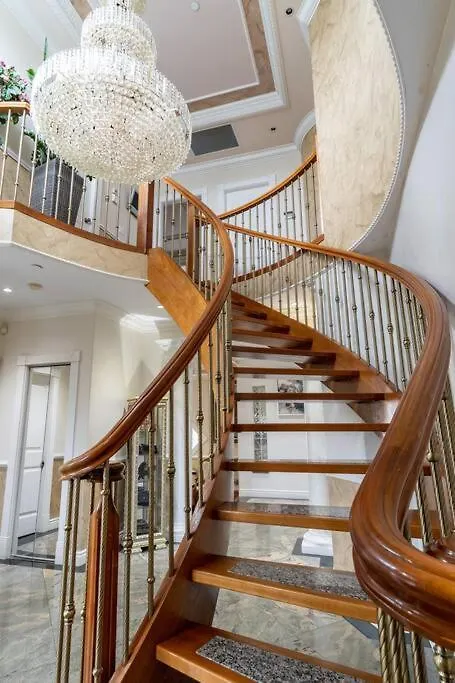 South Vancouver Home 15Mins From Airport/20Mins From Dt