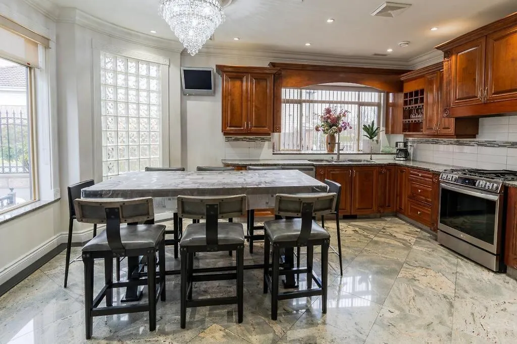 South Vancouver Home 15Mins From Airport/20Mins From Dt 0*,  Kanada