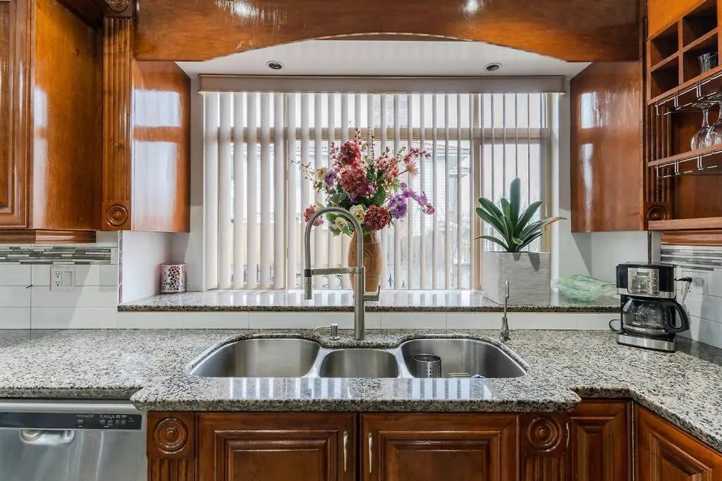South Vancouver Home 15Mins From Airport/20Mins From Dt